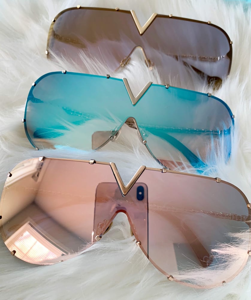 Image of "V-CUT" Shades