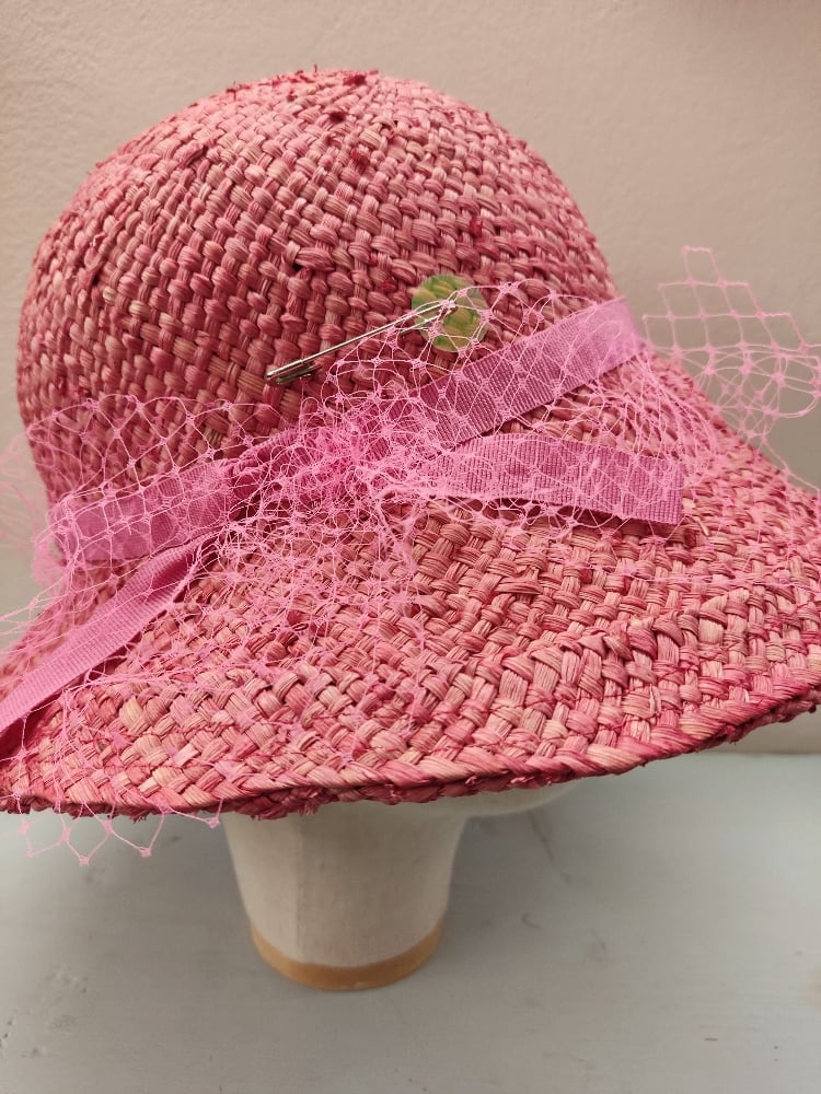 Image of Cappello in paglia rosa con veletta
