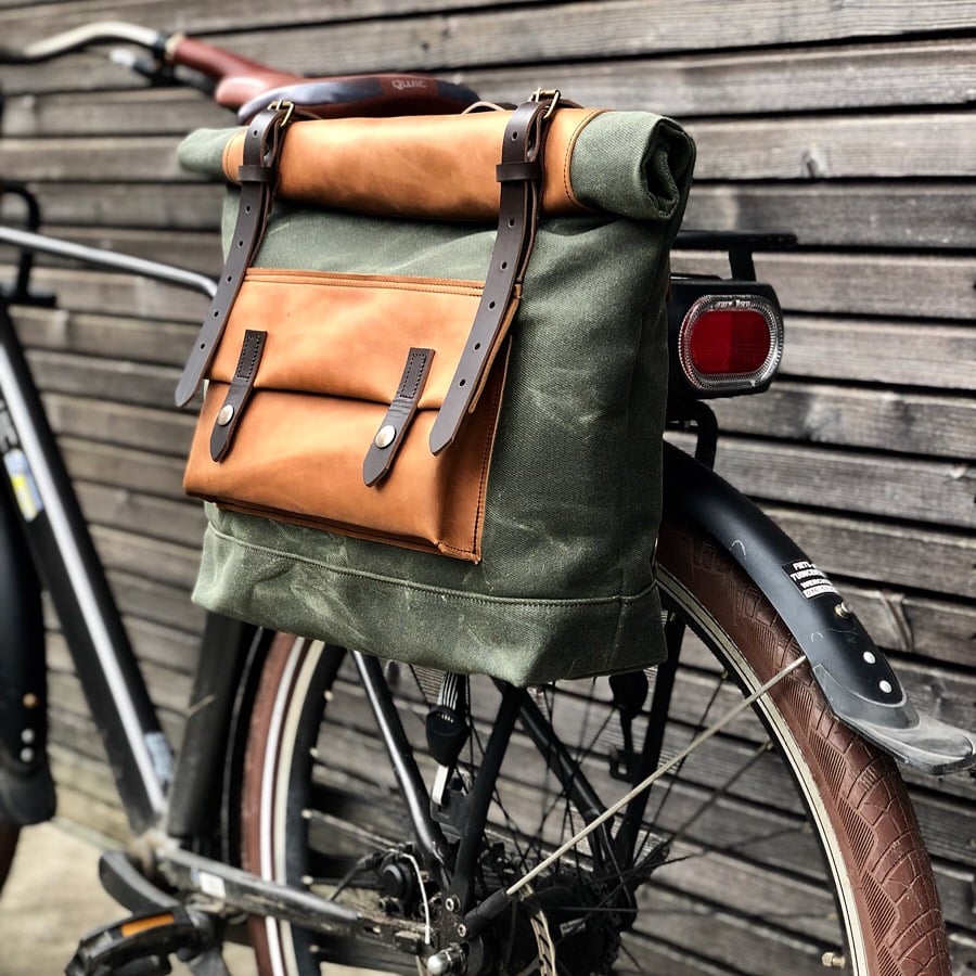 Yoga backpack in waxed canvas with zipper pocket and double yoga