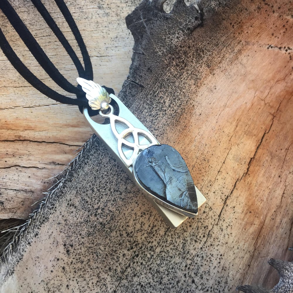 Image of SHUNGITE TRIQUETRA 64 GB 3.0 USB NECKLACE