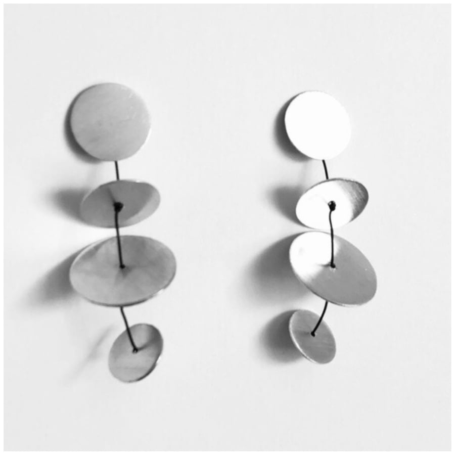 Image of Arracades Calder curtes. Pendientes Calder cortos.
