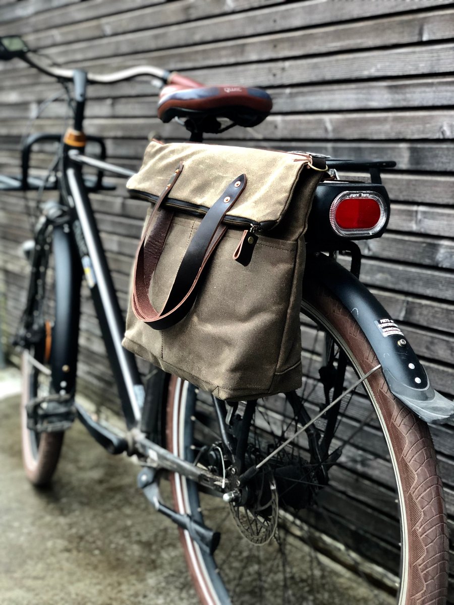 Bike pannier / bicycle bag in waxed canvas with zipper closure / tote