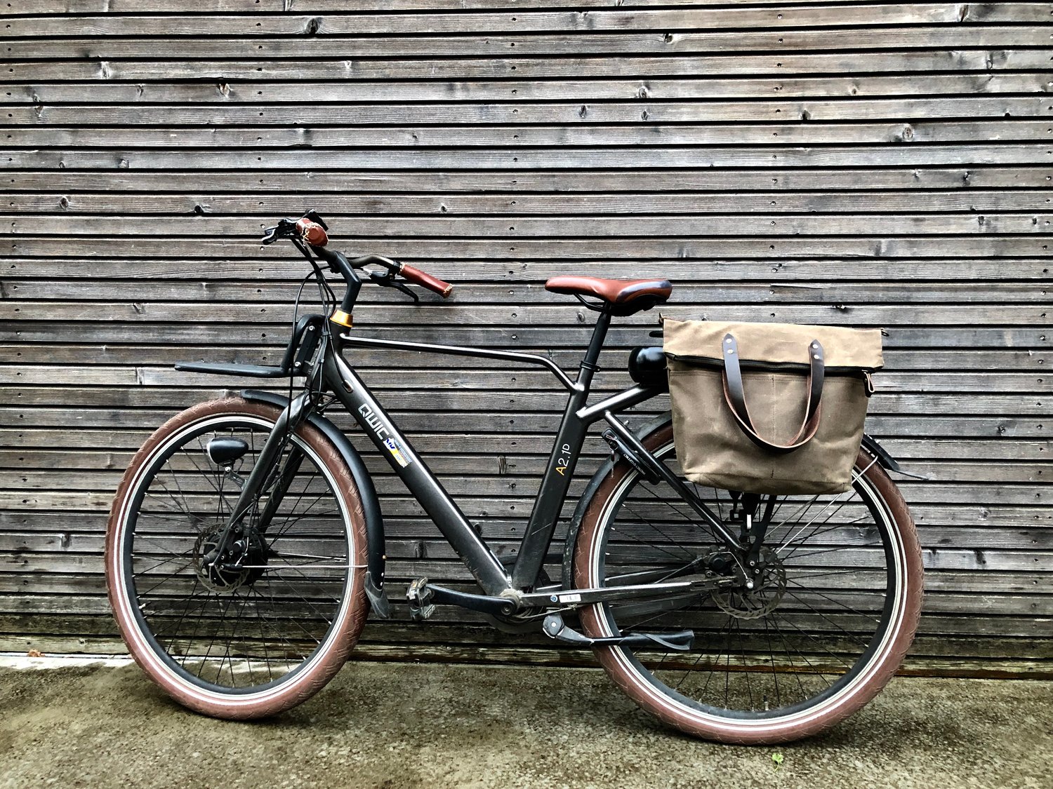 Image of Bike pannier / bicycle bag in waxed canvas with zipper closure / tote bag / bike accessories