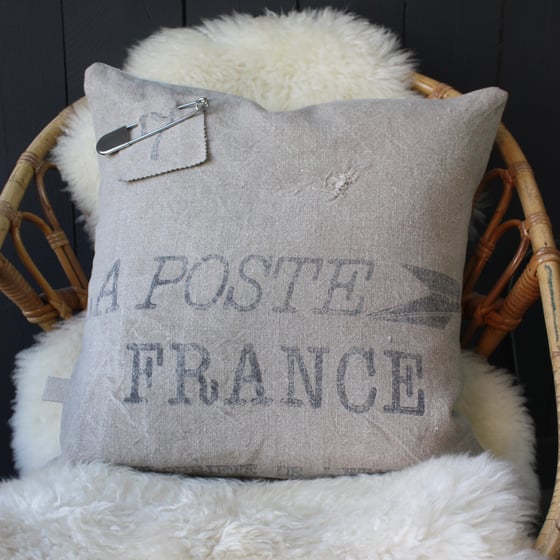 Image of Coussin carré en toile postale.