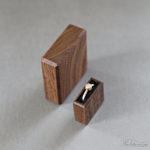 Image of Slim engagement ring box with purple pull tab