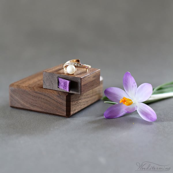 Image of Slim engagement ring box with purple pull tab