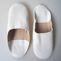 Image 1 of WHITE LEATHER BABOUCHE