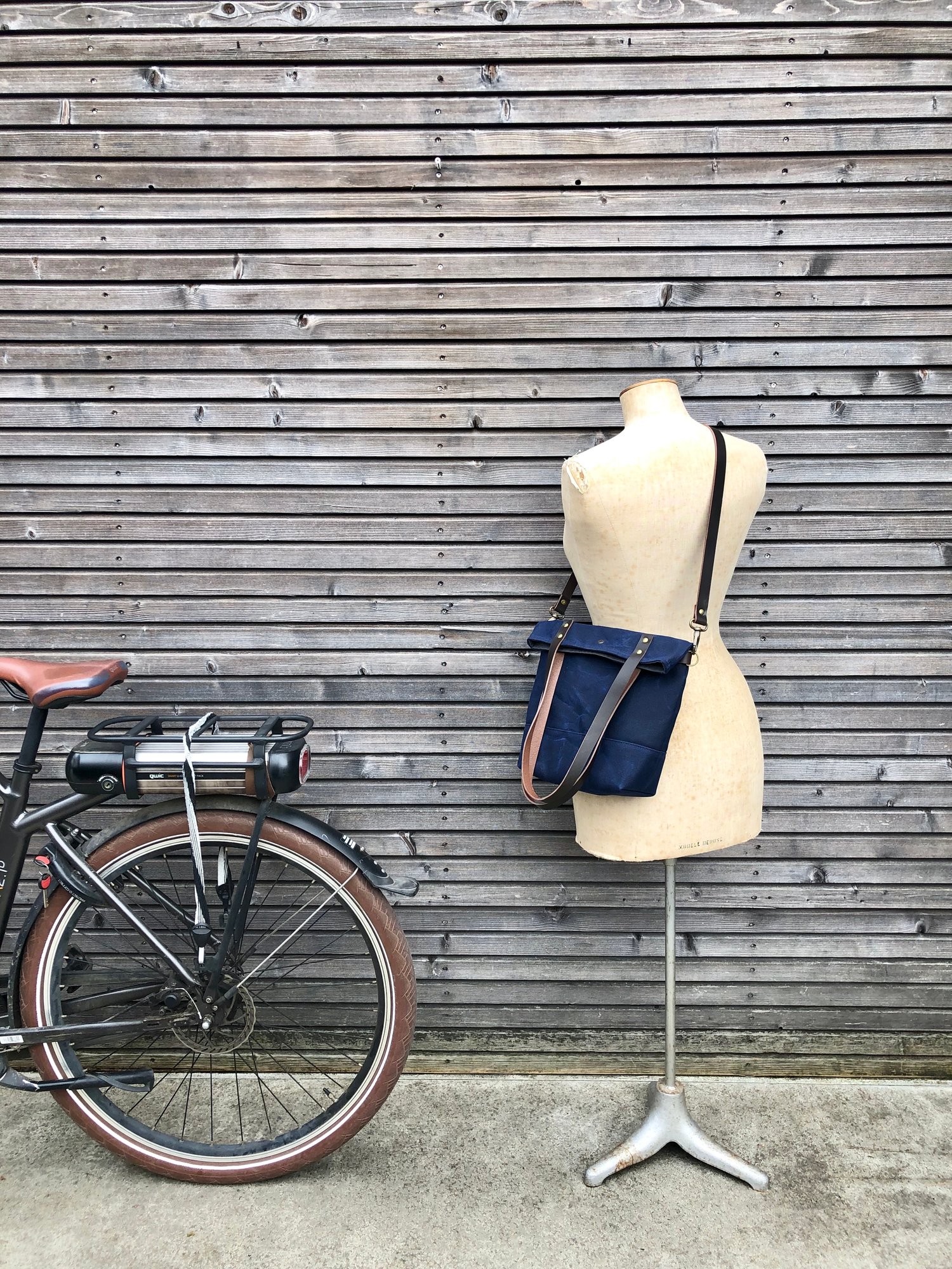 Image of Waxed canvas folded bicycle bag / tote bag / bike accessories