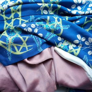 Image of Blå silke kimono med berberi blade og rosa for