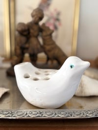 Image 1 of Oiseau pique-fleurs en céramique