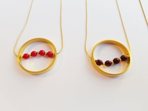 Image of Carmen. Collar corto con anillo de latón decorado con piezas de cristal de color.