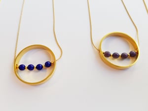 Image of Carmen. Collar corto con anillo de latón decorado con piezas de cristal de color.