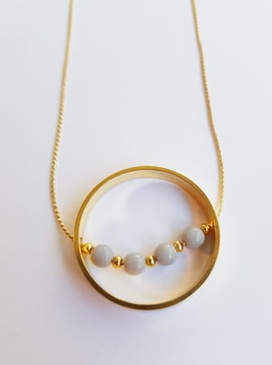 Image of Carmen. Collar corto con anillo de latón decorado con piezas de cristal de color.