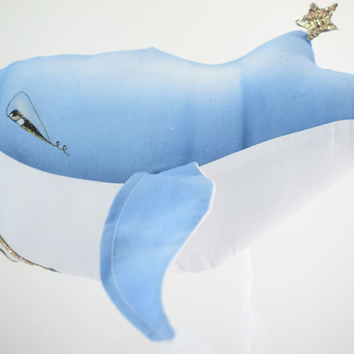 Image of ORPHEE - Baleine bleue peinte main à suspendre