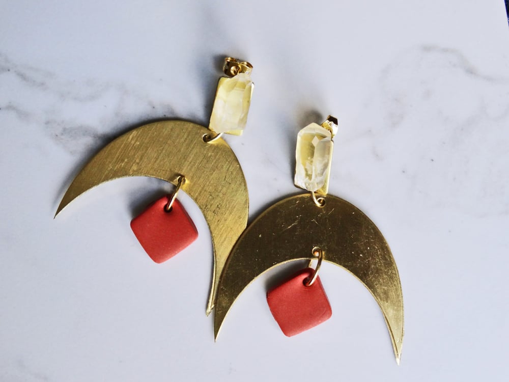 Image of terracotta clay + brass + quartz
