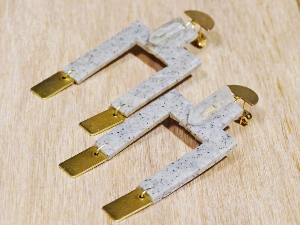 Image of quartz + stone clay + brass