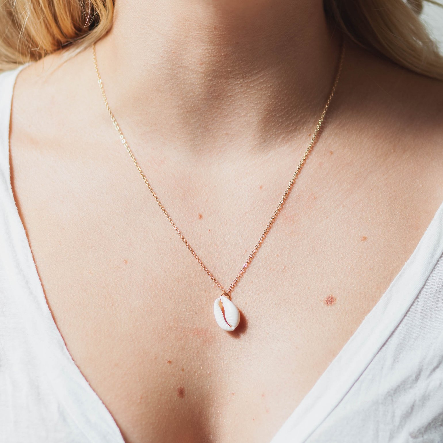 Image of NATURAL SHELL PENDANT NECKLACE