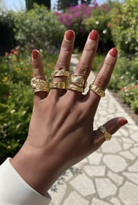 Image 2 of Anillo ancho chapado en oro de 24kt