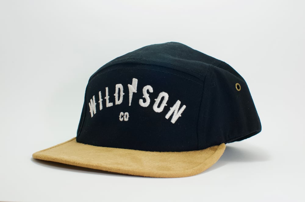 Image of Gorra negra con visera de gamuza modelo Wild Son Handcrafted