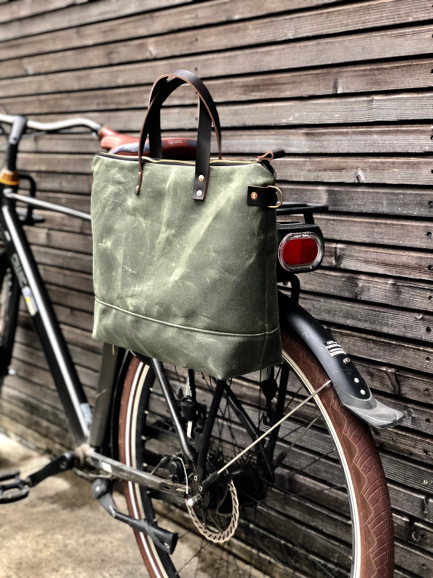 Waxed canvas bicycle bag with zipper closure / tote bag / bike accessories | Treesizeverse