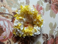 Image 4 of Couronne hortensia blanc et jaune gypsophile blanc 
