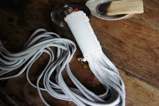 Image of Atsila Lighter Whip <White>