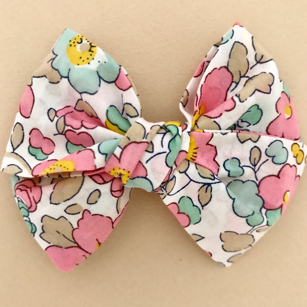 Image of Barrette Liberty Betsy Cupcake