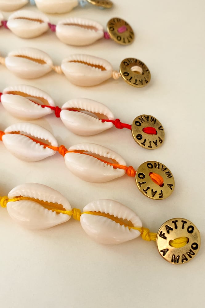 Image of SHELL JEWELS BRACCIALE CONCHIGLIA COLORAT 