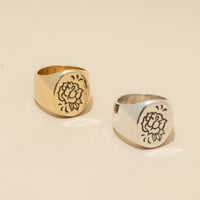 Image 2 of ROSE GRAND OVAL Signet Ring