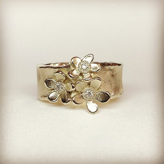 Beeld van 3 Forget-me-not flowers with diamonds