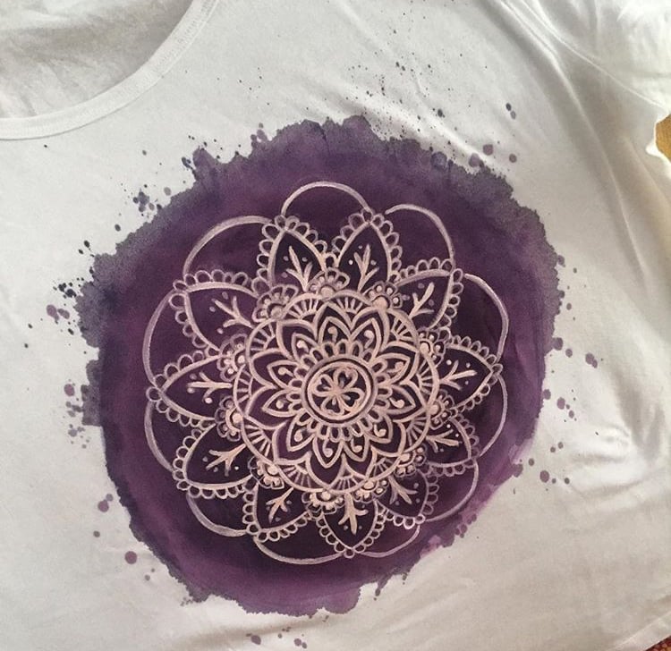 Image of Camiseta Mándala morado.