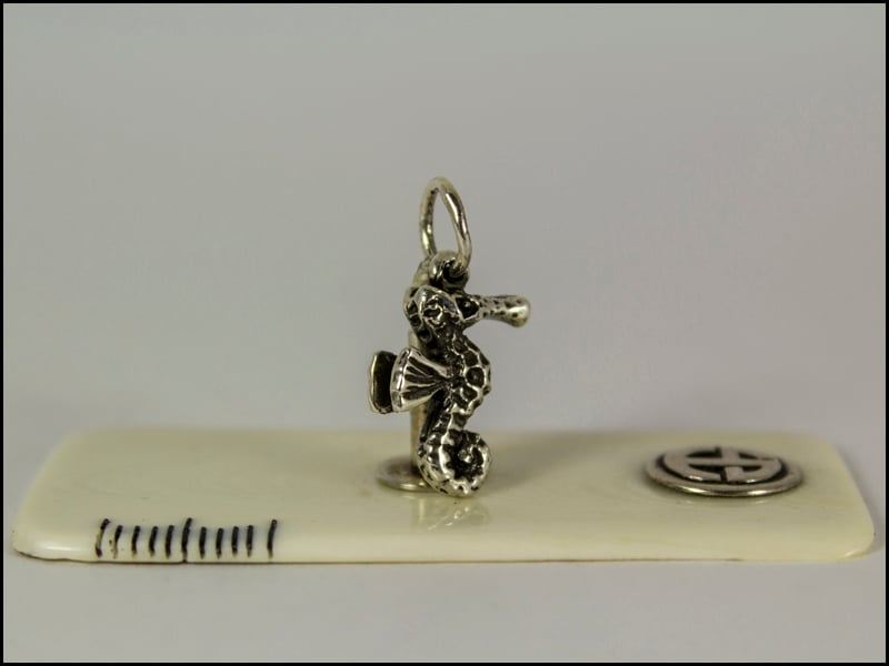 Image of Seahorse Pendant Small
