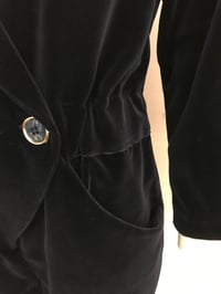 Image 5 of Mørkeblå velour buksdragt