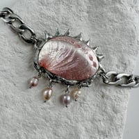 Image 4 of Pink Médusa – Collier soudé à l’étain en coquillage et perles