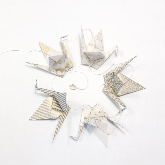 Image of Bird is the word - Girlander med 5 origamifugler, gull