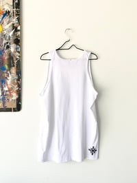 Image of no closed mouths tank in white 