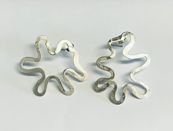 Image of Squiggle stud silver large 