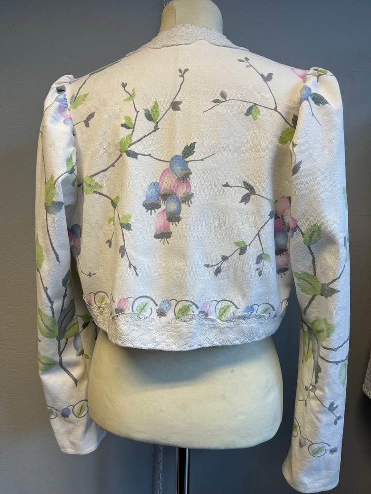 Image of Bolero jakke med blomster (xs/s)
