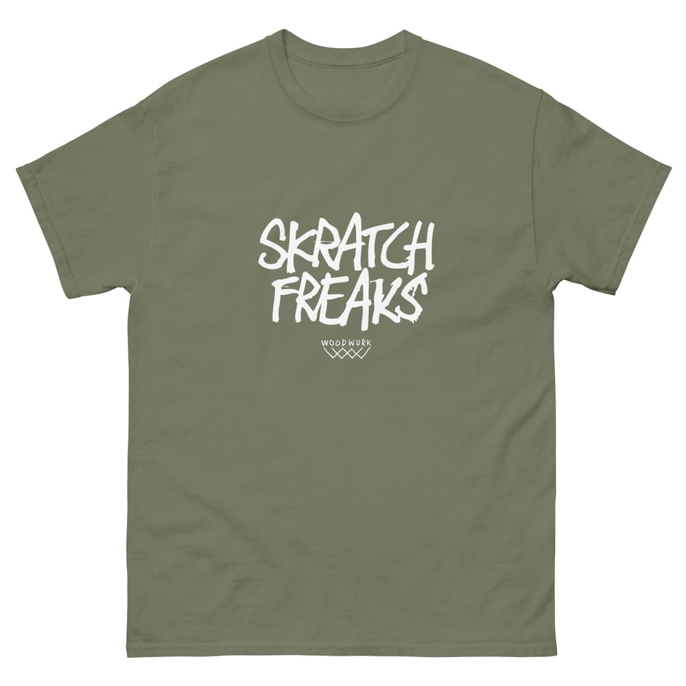 "Skratch Freaks" Fos script Unisex classic T