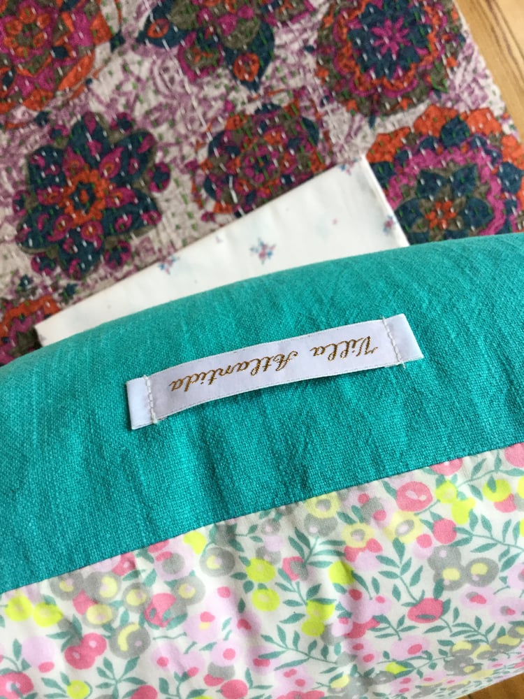 Image of Coussin carré en tissu Sous le figuier Fabrics, Liberty et lin 