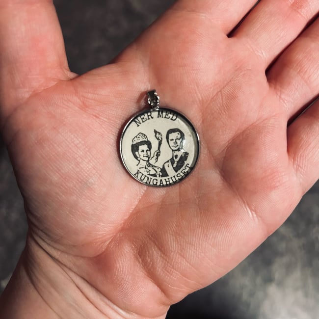 Hängsmycke - Ner med kungahuset