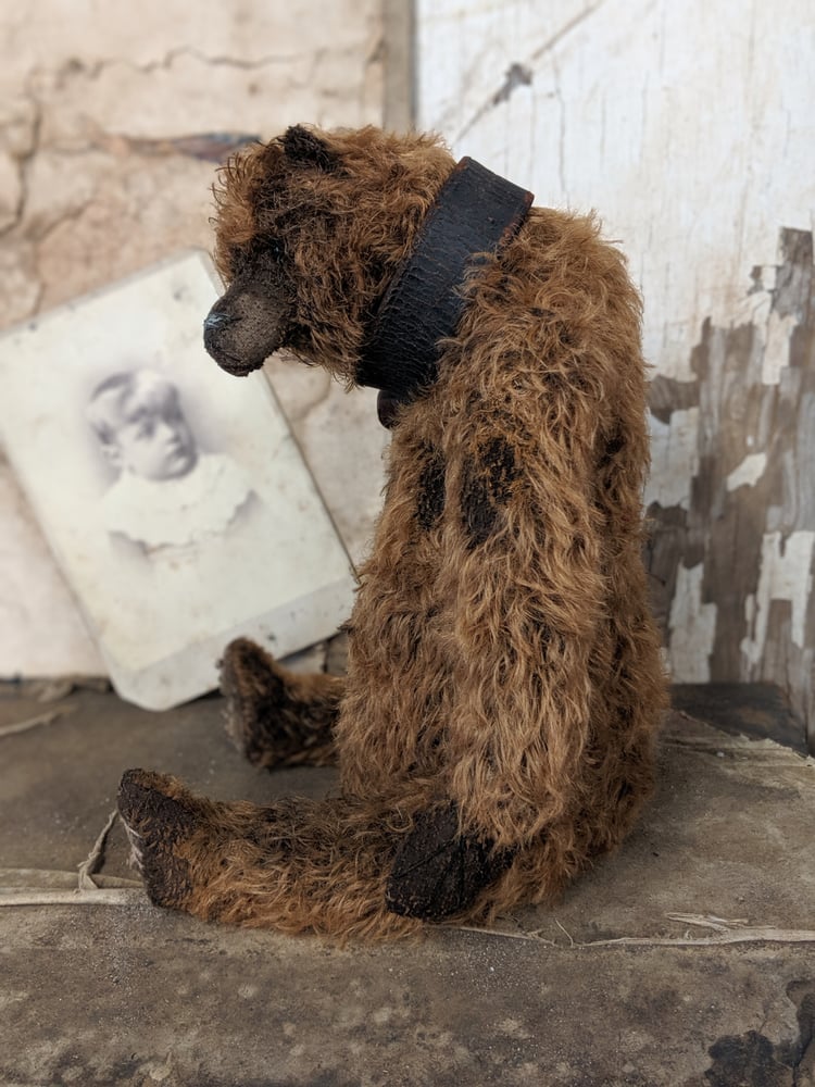 Image of 13.5" old distressed mohair grizzly bear w/ antique leather collar Whendi's Bears