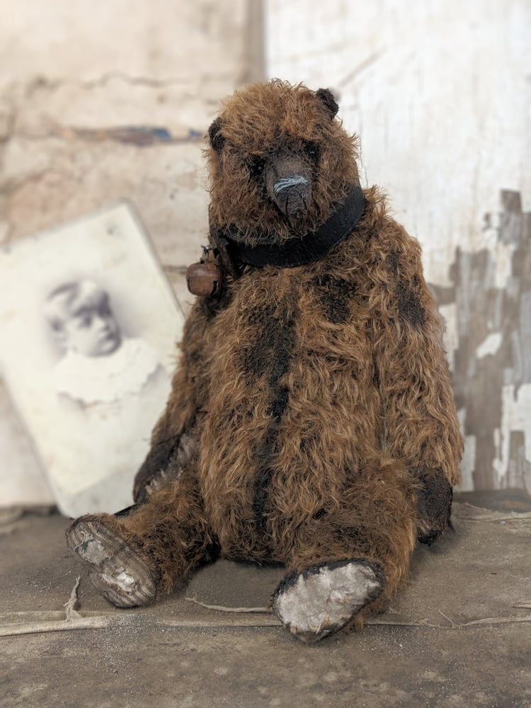 Image of 13.5" old distressed mohair grizzly bear w/ antique leather collar Whendi's Bears