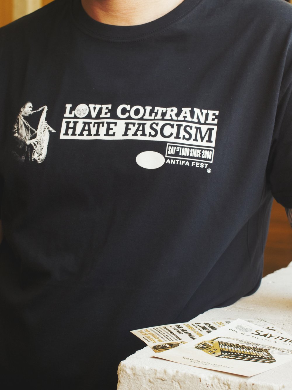 SAMARRETA // CAMISETA // T-SHIRT - LOVE NINA SIMONE / JOHN COLTRANE HATE FASCISM  NEGRA