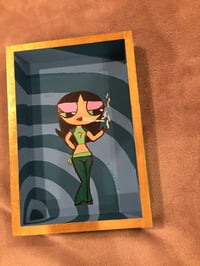 Buttercup smokes wooden box