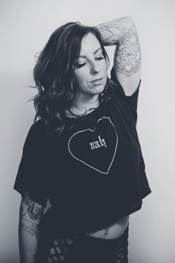 NAH - WMN FLOWY TEE - Circle Slash Fashion