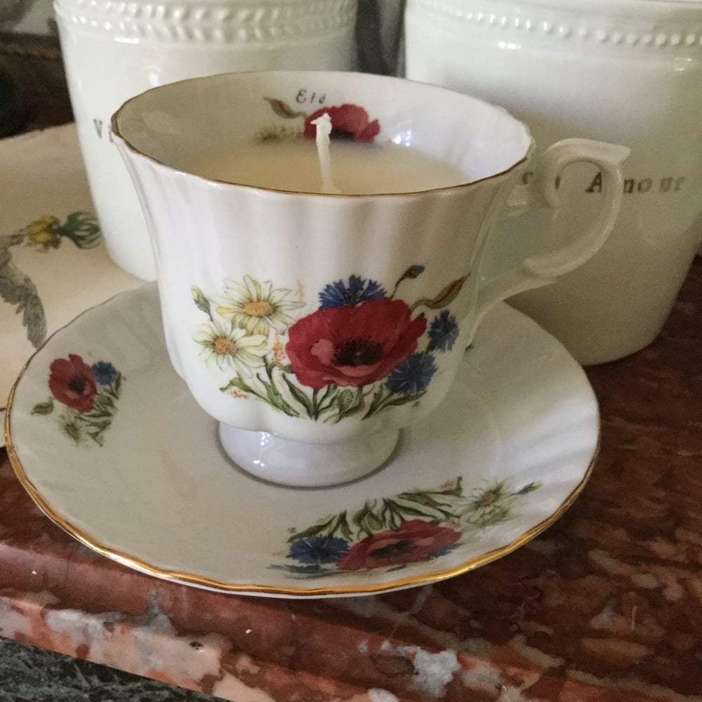 Image of Bougies en cire végétale dans une tasse à café ancienne 