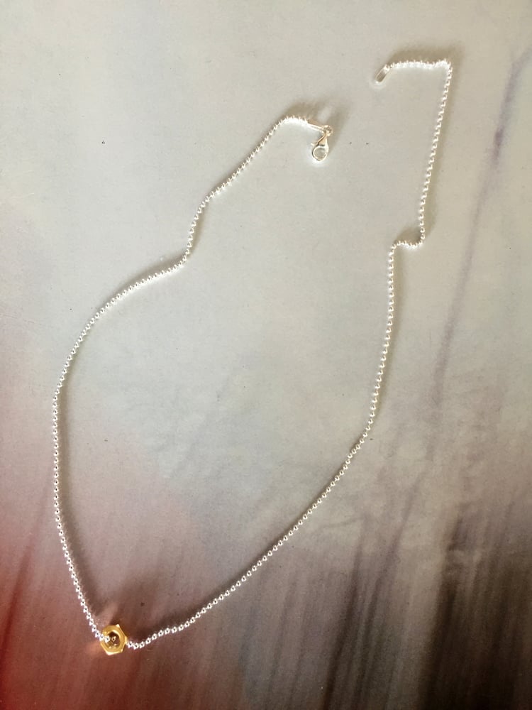 A FRESHNESS DOSE

Fine bead and ball 32cm long sterling silver chain necklace, calm and elegant in proportions with a whip of gold in the shape of a gold nut.

This unexpected and at the same time delicate piece becomes the perfect daily companion.