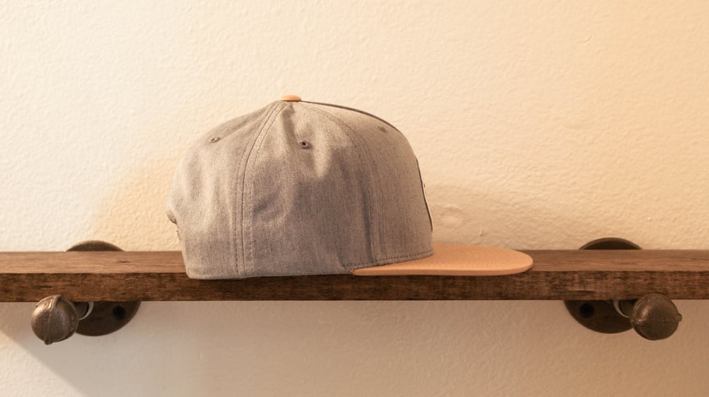 The “Hunter” 5 panel Snapback (Heather Grey/Biscuit)