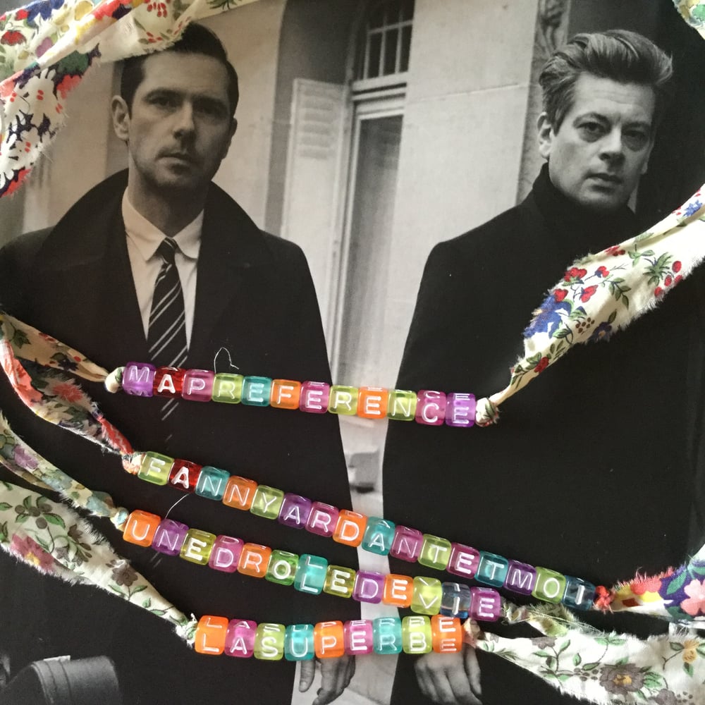 Image of Colliers/ bracelets en Liberty avec titres de chansons 